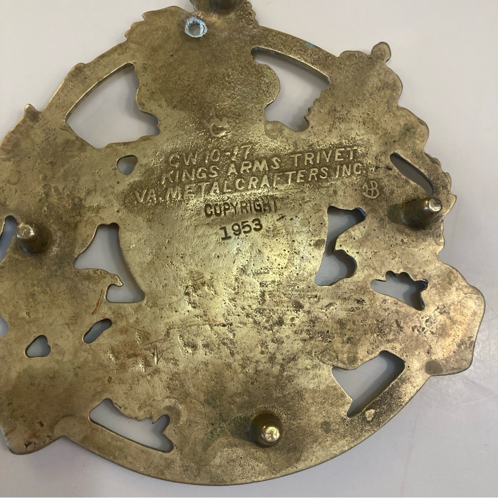 Mid century Vintage Virginia Metalcrafters Kings Arms Brass Trivet - Picture 3 of 9